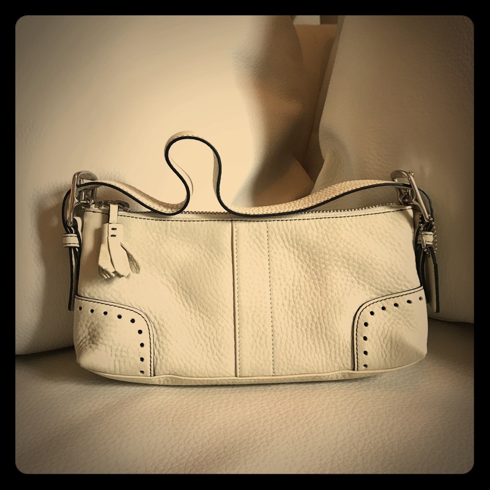 ***SOLD****Aunthentic Coach. Leather cream Small Shoulder.